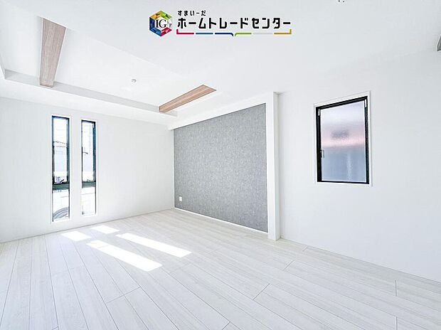 【リビング】リビングの天井一部を折上天井とすることで、天井高を高くし開放感を持たせるとともに、アクセントをつけ高級感を持たせました。このちょっとした工夫が、お友達を呼びたくなる家へと大きく進化させてくれます。