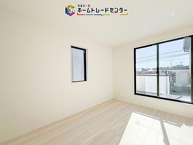 【リビング以外の居室】日当りの良さは写真でも充分に伝わるかと思いますが、開放感のある周囲にめぐまれたおかげで、風通しもとても良くなっております。ぜひ現地を見ていただき体感していただきたいポイントです。