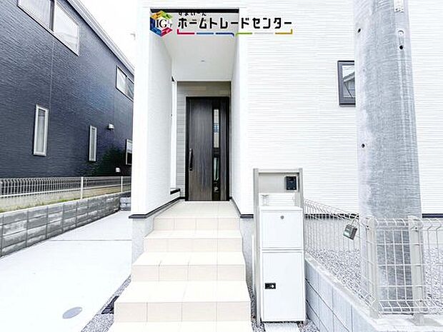 【玄関】駐車場横のアプローチを上がると、木目調の高級感のある玄関ドアがございます。玄関を開けると広々とした空間と収納も目の前に!玄関が広い家は入った瞬間から気持ちが良いです。ぜひご自身で確かめて見て下さい。
