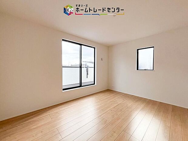 【リビング以外の居室】全居室2面採光です。光を取り入れやすのはもちろんですが、建物全体の窓の数も増えておりますので、換気性能に優れた物件です。窓を開ければ家中を気持ちの良い風が通り抜けます。