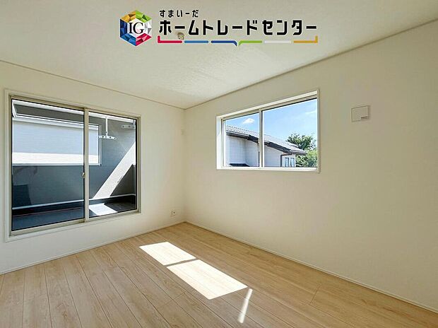 【リビング以外の居室】2面採光の洋室です。窓からの眺望もよくなり視界が広いので、部屋にいても飽きません、そしてもちろん大切なのは明るさと風通し、明るい日差しと心地よい風で自分のお部屋でくつろげる贅沢をご提供します。