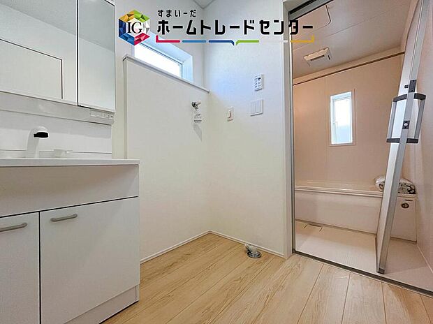 【【洗面台・洗面所】】合わせ鏡が可能な3面鏡です。朝の忙しい時間でもの身だしなみのチェックもここだけで完結できます。もちろん鏡の後ろは充分な収納力を持った収納となっており、視界に入る部分はスッキリと片付きます。