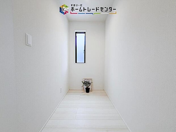 【収納】キッチンの横には大きなパントリーを設けました。そのまま食材の保管庫としてお使い頂いても良いですし、1階は何かと物が多くなるので、お掃除道具やお子様のおもちゃ収納にお使い頂いても良いかと思います。