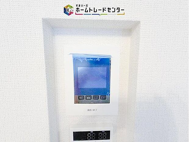 【【TVモニター付きインターホン】】録画機能もあり、どのような人が何時に来訪されたのかが分かります。防犯上はもちろん、お届け物などの把握にも便利です。ライトが付いているので、夜間でも安心です。