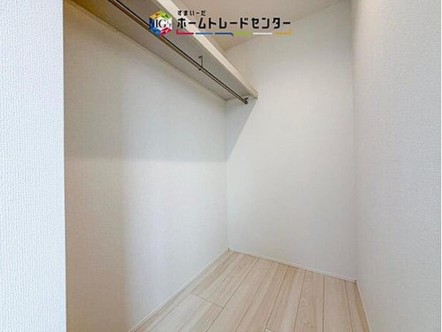 【【ウォークインクローゼット】】お子様との思い出もたっぷりしまえるウォークインクローゼット。衣類だけでなく、鞄などの小物からスーツケースやレジャー用品などの大きな物までたっぷり収納出来ます。