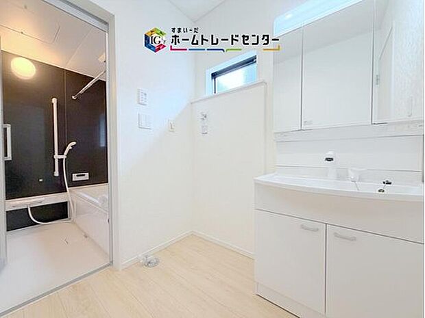 【【 洗面台・洗面所】】合わせ鏡が可能な3面鏡です。朝の忙しい時間でもの身だしなみのチェックもここだけで完結できます。もちろん鏡の後ろは充分な収納力を持った収納となっており、視界に入る部分はスッキリと片付きます。