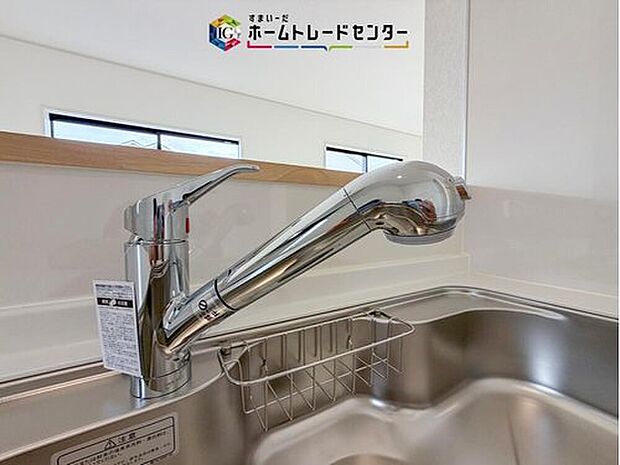 【【浄水器】】浄水カートリッジ内蔵で場所を取らずに見た目もスッキリ。ノズルはシャワーヘッドになっておりお掃除も楽々です。
