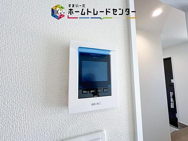 【【TVモニター付きインターホン】】録画機能もあり、どのような人が何時に来訪されたのかが分かります。防犯上はもちろん、お届け物などの把握にも便利です。ライトが付いているので、夜間でも安心です。