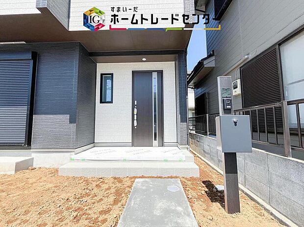 【玄関】駐車場横のアプローチを上がると、木目調の高級感のある玄関ドアがございます。玄関を開けると広々とした空間と収納も目の前に!玄関が広い家は入った瞬間から気持ちが良いです。ぜひご自身で確かめて見て下さい。
