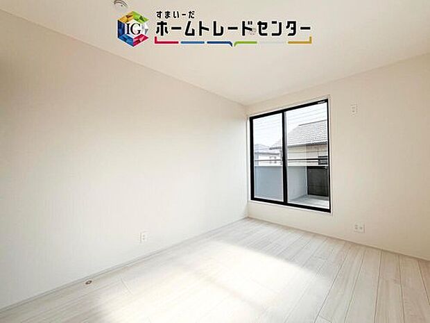 【リビング以外の居室】こちらは2番目に暗いお部屋です。あえて2番目に暗いと書きましたが、これで暗いと言ったら怒られてしまうだろうなというくらいしっかりとした明るさを確保できています。もちろんこちらも2面採光風通しも良好です