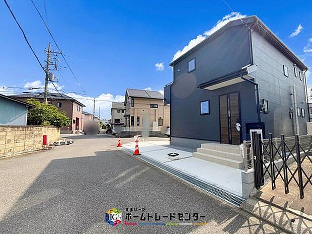 【前面道路含む現地写真】新耐震の震度6～7の揺れを想定した実験でも倒壊しない、快適で地震に強い安心できる家です。一生住む家だから構造にも環境にもこだわりを。