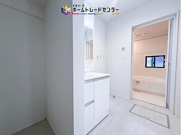 【【リネン庫】】タオル類や着替えなどを収納しておけば、お風呂上りもスムーズに着替えることができます。乾燥機から収納場所までの動線も短く、毎日嬉しいを実感できます♪