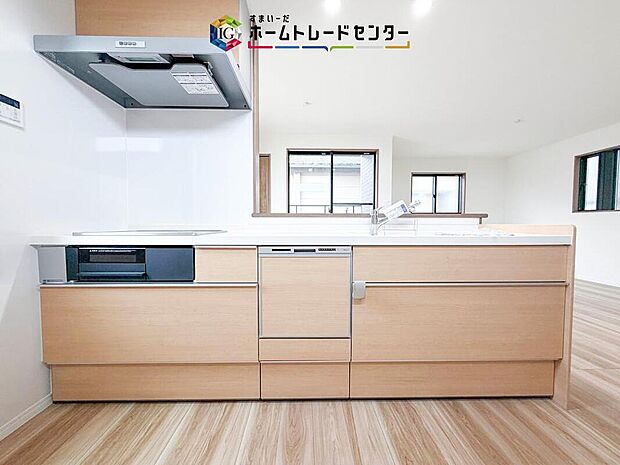 【【システムキッチン】】食洗機が標準装備でついています。家事は毎日の事、一日一日は少しの負担軽減でも、その少しを1年で考えれば大きな時間になります。自由に使えるお時間を増やしていただき、その分新居でおくつろぎ下さい。