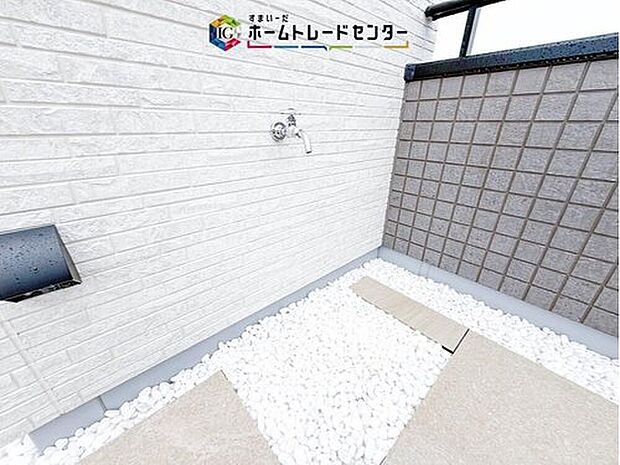 【【屋上水栓】】植栽やガーデニングなどの水やりにとっても便利です。さらにバルコニーを掃除をする際にも、家の中から水を運び出す手間も省けます。