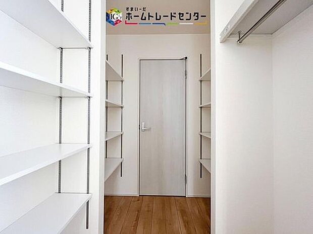 【収納】キッチンの横には大きなパントリーを設けました。そのまま食材の保管庫としてお使い頂いても良いですし、1階は何かと物が多くなるので、お掃除道具やお子様のおもちゃ収納にお使い頂いても良いかと思います。