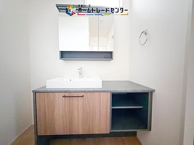 【【洗面所】】洗面所と脱衣所を分けることで、家族が入浴中でも気兼ねなく手洗いや身支度が可能。来客時にも生活感をみせにくく、快適さとプライバシーを両立した間取りです。