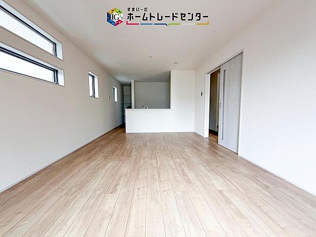 【リビング】縦長で奥行きのあるリビングは、家具の配置がしやすく使い勝手が非常に良いです。特にソファを配置した時にその便利さがお分かりいただけると思います。ゆったりと、くつろげる場所でなくてはならないと考えています