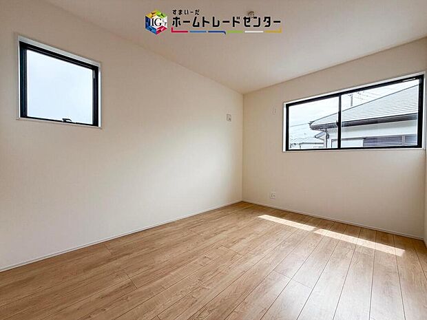 【リビング以外の居室】2面採光の洋室です。窓からの眺望もよくなり視界が広いので、部屋にいても飽きません、そしてもちろん大切なのは明るさと風通し、明るい日差しと心地よい風で自分のお部屋でくつろげる贅沢をご提供します。