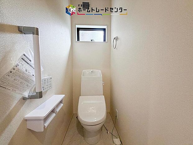 【【トイレ】】暖房機能の付いた便座は冬の寒い日にはあって良かったと本当に思います。もちろん快適で清潔なシャワー機能は標準で備えています。スペースも広くとっているので普段のお掃除もしやすいトイレスペースです。