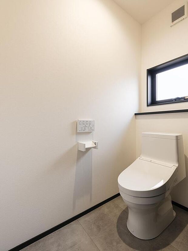 【【トイレ(1階)/10号地モデルハウス】】温水洗浄便座付き。トイレは各階にあるため、来客時や忙しい朝もスムーズ。夜間も階段の上り下りなく利用でき、生活動線に配慮されています。