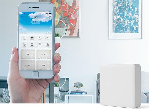 【【IOT ライフアシスト2】】タイパと安心を叶えるスマートホームでの暮らし。
敷島ステラ松井山手エアリーヒルズでは、LIXILの「ライフアシスト2」、大阪ガスの「ツナガルde給湯器」を標準採用しています。
玄関ドア、シャッター、給湯器といった毎日使う建材・設備機器との連携はもちろん、カメラや各種センサなどがアプリで連携でき、便利で快適、そしてスマートな毎日をサポートします。