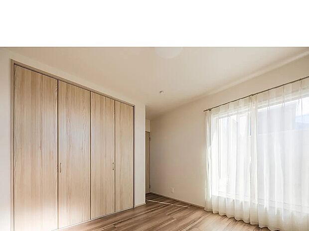 【【III期9号地モデルハウス/洋室】】掃き出し窓を開放すると、室内に気持ちのよい風が通ります。端まで物を出し入れしやすい、折れ戸仕様のクローゼット付き。衣類や生活雑貨をすっきりと収納できます。