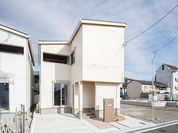 【【当社施工例/外観】】明るいトーンの外壁を施した、爽やかな表情の住まい。玄関ポーチに目隠し壁を設け、通行人からの視線に配慮しています。雨風の影響も受けにくい設計です。
