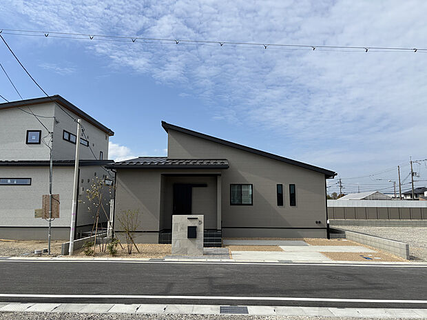 【【現地外観写真】】シャープな片流れ屋根が印象的な平屋外観。落ち着いたトーンの外壁が街並みに調和し、長く住み続けやすいデザインです。