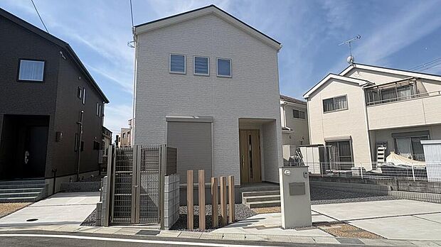 【【外観写真/1号地モデルハウス】】ホワイトで統一したシンプルな外観です。環境やお財布にやさしい太陽光発電システムを搭載しています。リビングエアコン・カーテン・全居室照明付きです。