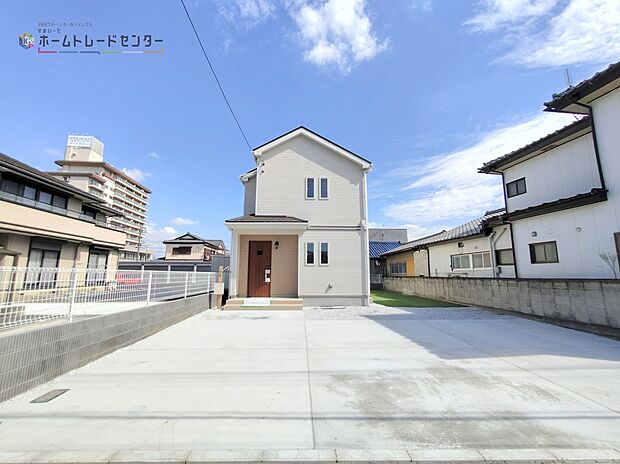 カースペースが3台分ございますので、家族分の自転車を駐輪したり、急な来客用の駐車スペースとしてもお使いいただけます。