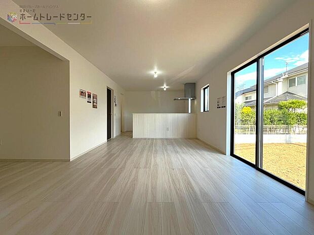 ◆木目調で温かく、居心地の良いリビングはご家族みんなの憩いの場です♪