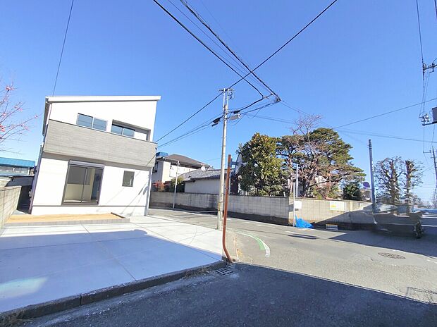 南側道路面した日当たり風通しの良い立地です♪