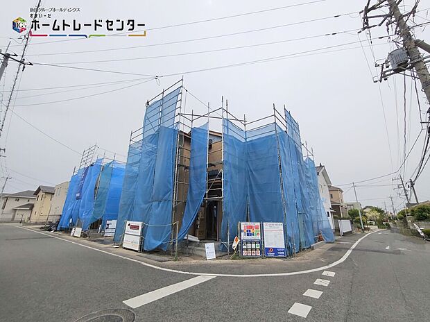 ゆとりの道路幅で、毎日の駐車や出し入れもストレスフリー。家族みんなが安心して利用でき、快適な暮らしを支える住環境が整っています。
