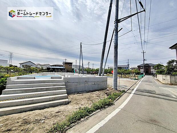 住人以外の車の進入も少なく、小さなお子様を持つご家庭にも安心。カースペースを広く確保したので、愛車のお手入れもしやすくなっております。資料送付・ご見学即対応!お気軽にお問い合わせください♪