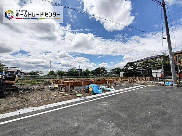 現地（2026年6月）撮影。前面道路が広く、車の出入りがしやすく安心して駐車できる立地です。