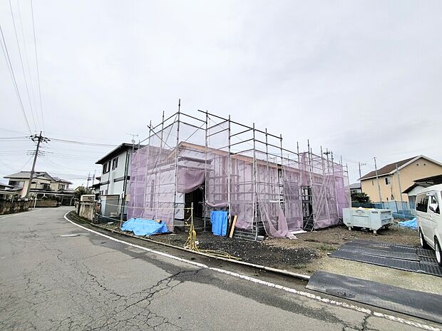 100坪超の広大な敷地で駐車場も３台確保！広々お庭で休日も楽しく過ごせそうですね♪
現地（2026年9月）撮影