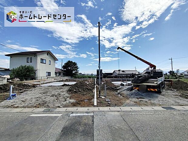 アスファルト舗装の前面道路（幅約4.7m）に面し、広々とした敷地は駐車3台分が可能で、周囲に住宅が点在する落ち着いた街並みです。完成予定は2026年12月。