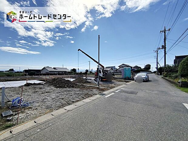 外観（現地写真）：舗装された前面道路に面した、整形地。周りは住宅や緑豊かな畑が広がり、青空を仰ぐ開放的なロケーション。のびのびとしたゆとりある暮らしが叶います。
