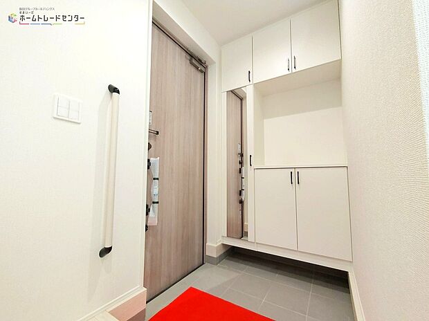 【リビング以外の居室】2号棟◆お家に出会う人々を迎える玄関だからこそ、広々清潔感あふれる空間にしたいものです。採光・通風にも配慮された設計で毎日明るい空間をキープします!※家具等は含まれません。