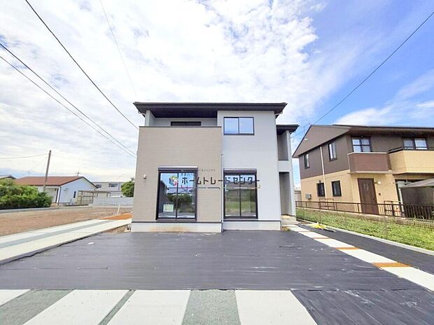 【現地外観写真】◆毎日帰ってくる家だから、ホッと一息つくような落ち着きある外観デザインの邸宅が並んでいます。ぜひ一度、周辺環境と合わせて現地をご覧下さい♪