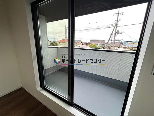 【バルコニー】◆南向きのバルコニーの前には雲以外に太陽を遮るものがありません。お洗濯物も乾きやすく、何より明るく気持ちのいい光が入ってきます。