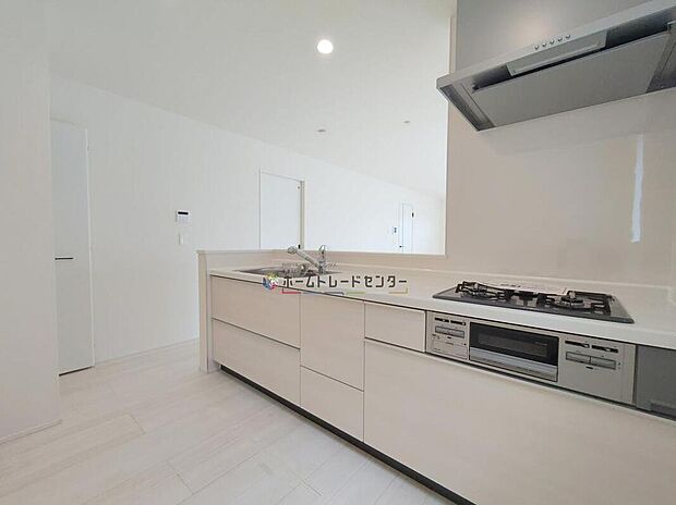 【キッチン】◆広々としたキッチンスペースでは、夫婦そろってお料理も可能。コミュニケーションが高まります♪