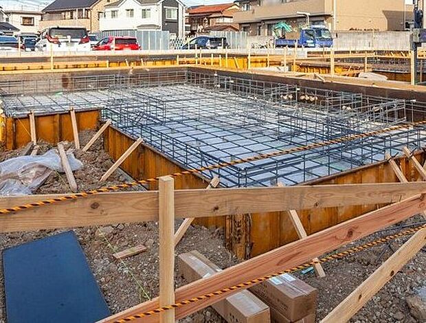 【足元を支えるベタ基礎】立ち上がりと底面全体が一体の鉄筋コンクリート造（仕上がり幅150ｍｍ・底盤厚150ｍｍ）。「不同沈下」や「地面からの湿気」に対する有効な措置と言えます。また、基礎と土台とをつなぐアンカーボルトは、大きな地震などにより建物が基礎から外れたり持ち上げられたりしないための役割があります。