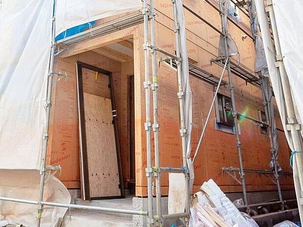 【地震や台風などの水平力に耐える「耐力壁」】構造用面材には国土交通大臣認定パーチクルボード9mm厚(大臣認定仕様 FRM-0177)を使用。一般的には2.5倍の壁倍率も、2.9倍に設定しています。