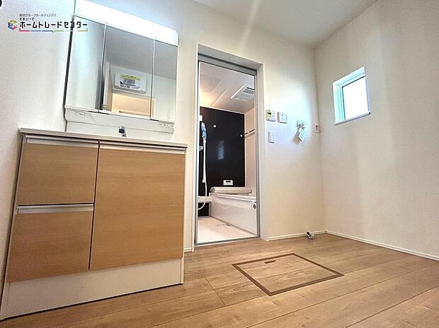 【洗面台・洗面所】◆洗面スペースはお掃除やメンテナンスが楽にできる様に設計されております。ドラム式の洗濯機を配置しても十分なスペースを確保した設計となっております!