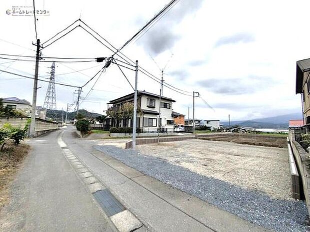 【前面道路含む現地写真】◆周辺は交通量の少ない生活道路なので小さなお子様がいても安心です！敷地には広々としたカースペースもご用意しました☆

