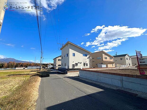 【前面道路含む現地写真】1号棟◆ドラッグストアまで徒歩5分♪生活利便施設がバランスよく整う住環境です。