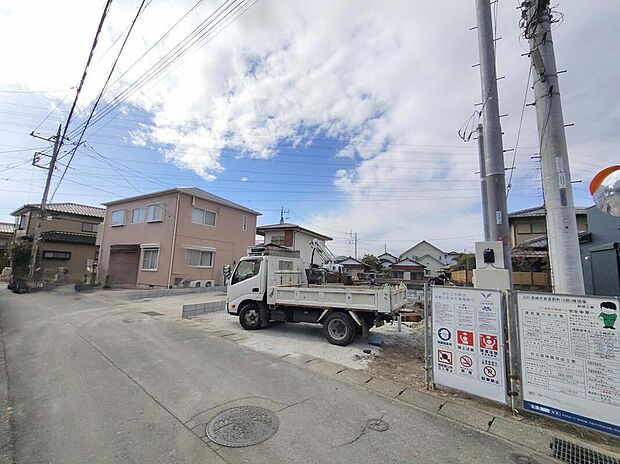 【前面道路含む現地写真】◆資料送付・ご見学即対応！建物完成しておりますので、室内ご内覧いただけます♪