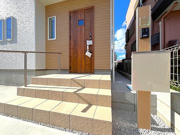 【玄関】◆TVモニター付きインターホンはカラーモニターで来訪者もひとめで分かります♪留守の間の来訪者が確認できる嬉しい録画機能付き！