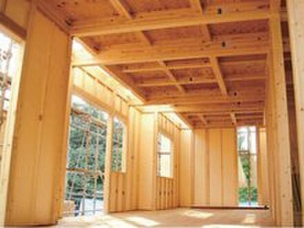 【水に強い成形型断熱材「ポリスチレンフォーム」】屋外からの湿気の影響を受けやすい外壁と1階床に”水に強い成形型断熱材”ポリスチレンフォームを採用。壁パネルに45mm厚、床に60mm厚を使用することにより断熱材の隙間を解消し、断熱性能、気密性能を高めます。